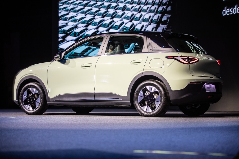 Geely EX2, modelo urbano recém-lançado que se destaca pelo custo-benefício — Foto: Fábio Tito/g1