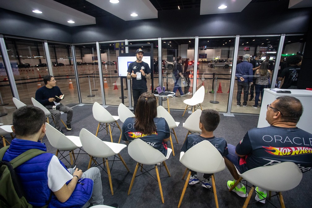 Antes de fazer o test-drive, é necessário fazer teste do bafômetro e passar por orientações sobre a pista — Foto: Fabio Tito/g1