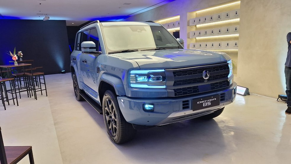 Denza B5 tem mais de duas toneladas e acelera de 0 a 100 km/h em menos de cinco segundos — Foto: Vinicius Montoia | g1