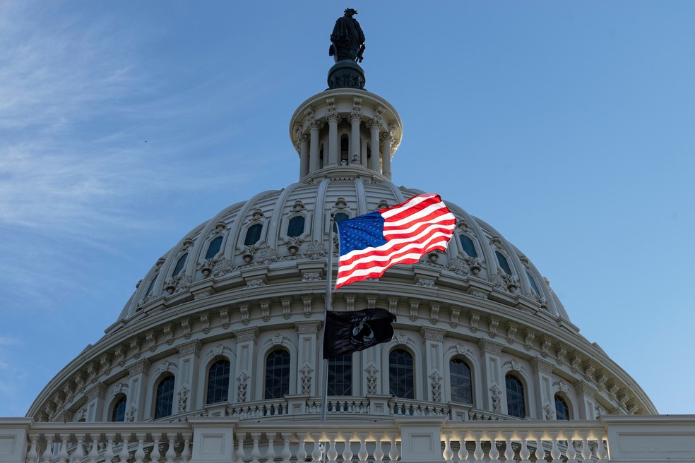 A bandeira dos Estados Unidos sobre o Capitólio no primeiro dia da paralisação do governo, em Washington, 1º de outubro de 2025. — Foto: AP Photo/J. Scott Applewhite
