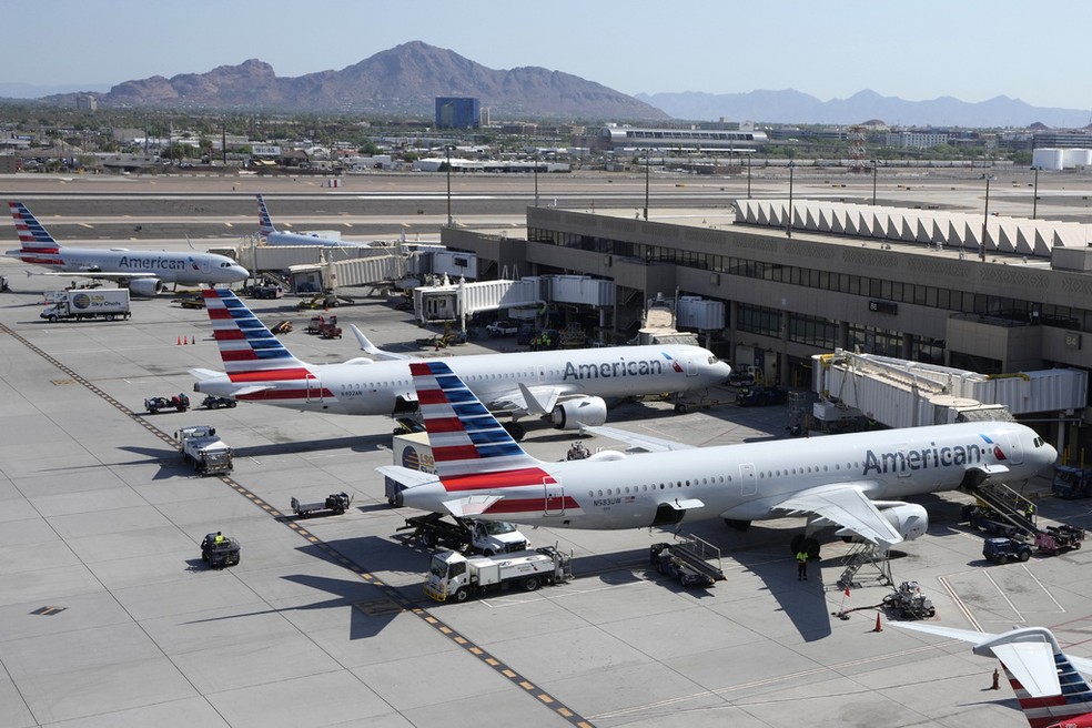 Aviões da companhia aérea American Airlines no aeroporto internacional de Phoenix, no Arizona, nos EUA, em 24 de dezembro de 2024. — Foto: Ross D. Franklin/ AP