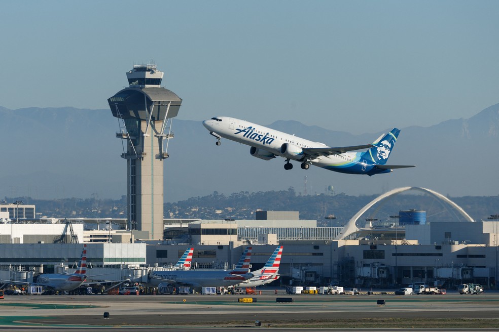 Voo da Alaska Airlines decola do Aeroporto Internacional de Los Angeles, em 6 de novembro de 2025 — Foto: REUTERS/Mike Blake