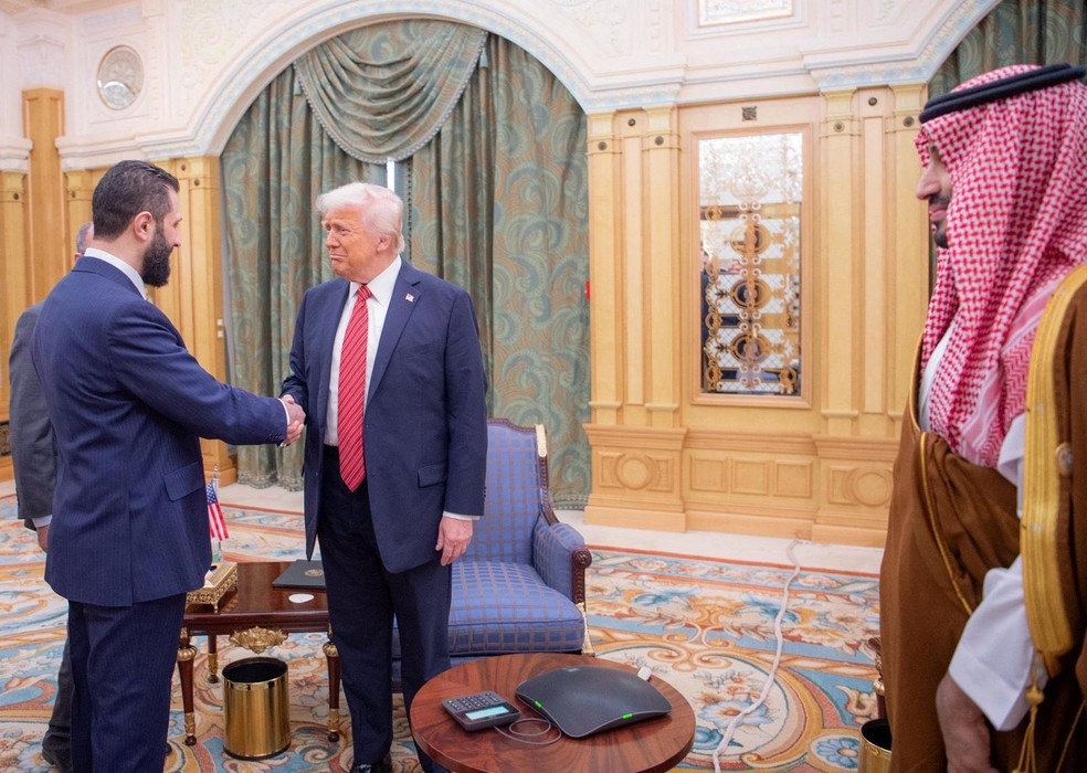 Trump e Ahmed al-Sharaa se encontraram em maio deste ano — Foto: Saudi Press Agency/Handout via Reuters