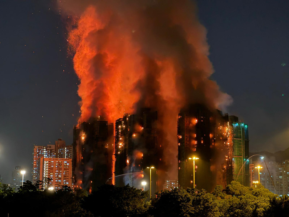 Incêndio de grandes proporções atinge conjunto de arranha-céus em Hong Kong em 26 de novembro de 2025. — Foto: Yan Zhao/AFP