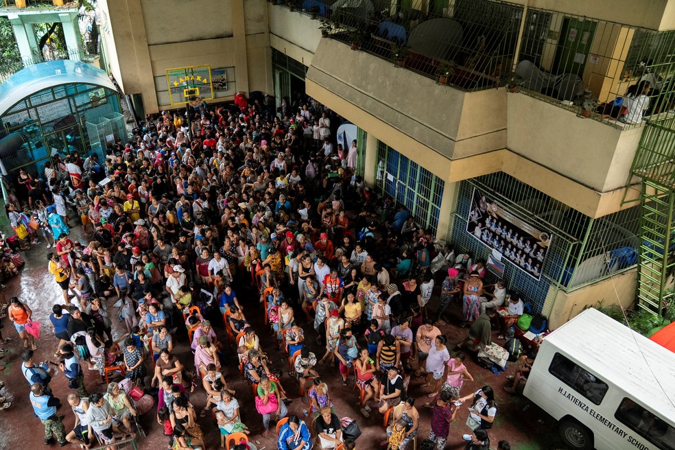 Moradores fazem fila para se registrar em um centro de evacuação enquanto se preparam para o Supertufão Fung-Wong, na capital Manila, Filipinas. — Foto: REUTERS/Lisa Marie David