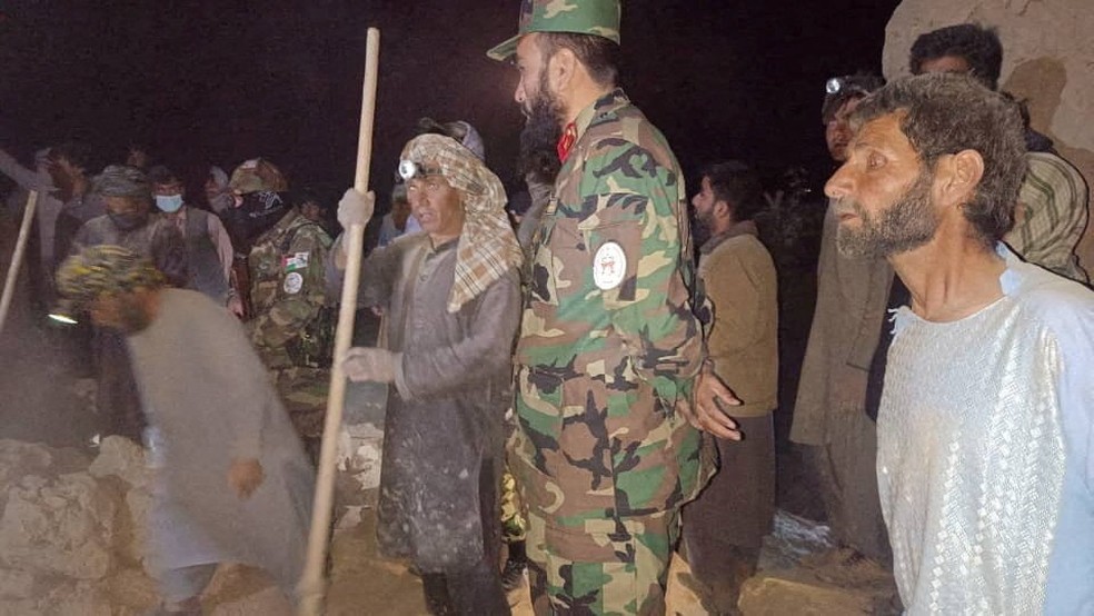 Afegãos escavam escombros em busca de vítimas de terremoto de magnitude 6,3 que atingiu o norte do Afeganistão em 3 de novembro de 2025. — Foto: Ministério da Defesa do Afeganistão via Reuters