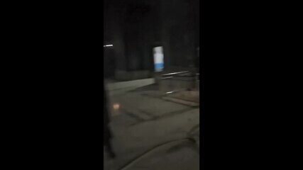 Escombros em frente ao Santuário de Mazar-e-Sharif, após terremoto de magnitude de 6,3