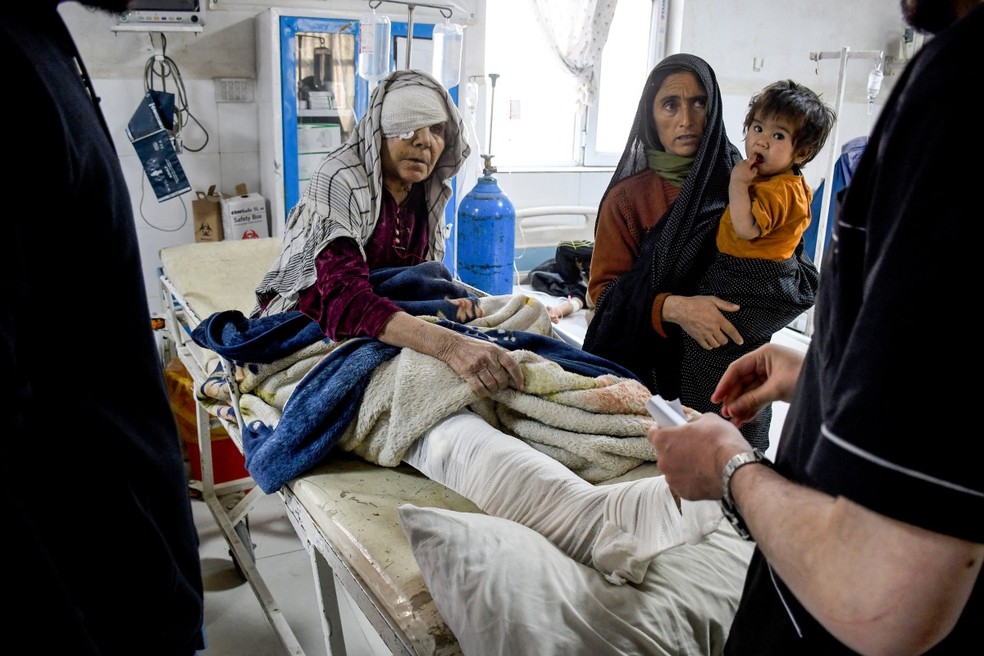 Uma mulher afegã ferida recebe tratamento em um hospital após o terremoto que atingiu Mazar-i-Sharif durante a noite de 3 de novembro de 2025. — Foto: Atif Aryan/AFP