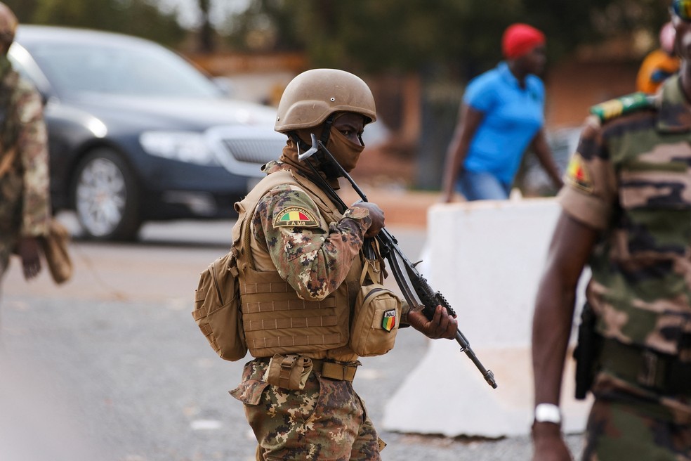 Militar atua na segurança de exposição sobre defesa em Bamako, Mali, em 11 de novembro de 2025 — Foto: REUTERS/Francis Kokoroko