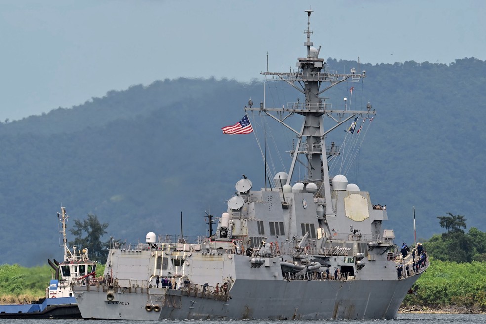 O navio de guerra dos EUA que visitou Trinidad e Tobago para exercícios conjuntos perto da costa da Venezuela em meio à campanha de Washington contra supostos traficantes de drogas na região. — Foto: Martin Bernetti/AFP