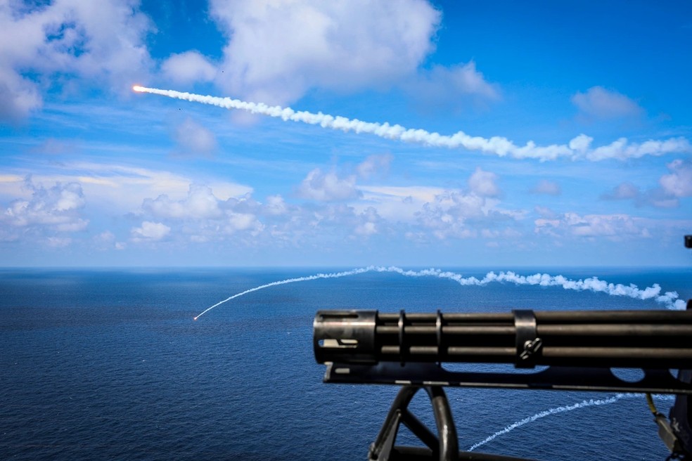 Helicóptero da Marinha dos Estados Unidos lança iscas de calor em exercício de combate no mar do Caribe em 22 de setembro de 2025. — Foto: Andrew Eggert/Marinha dos Estados Unidos