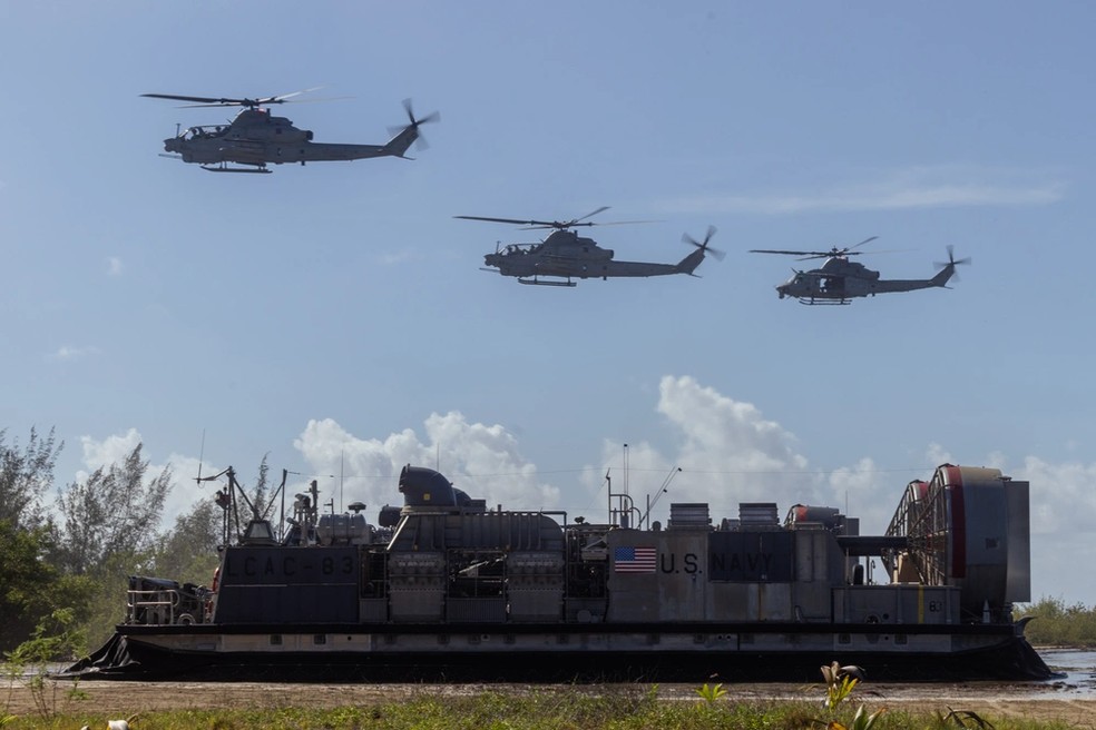 Helicópteros dos Fuzileiros Navais dos Estados Unidos sobrevoam navio de desembarque anfíbio durante exercício militar em Arroyo, no Porto Rico, em 5 de setembro de 2025. — Foto: Kyle Baskin/Marinha dos Estados Unidos
