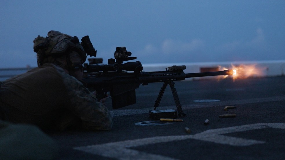 Soldado da Marinha dos EUA treina tiro com fuzil de longo alcance (sniper) a bordo do navio anfíbio USS San Antonio em 27 de setembro de 2025. — Foto: Nathan Mitchell/Marinha dos Estados Unidos