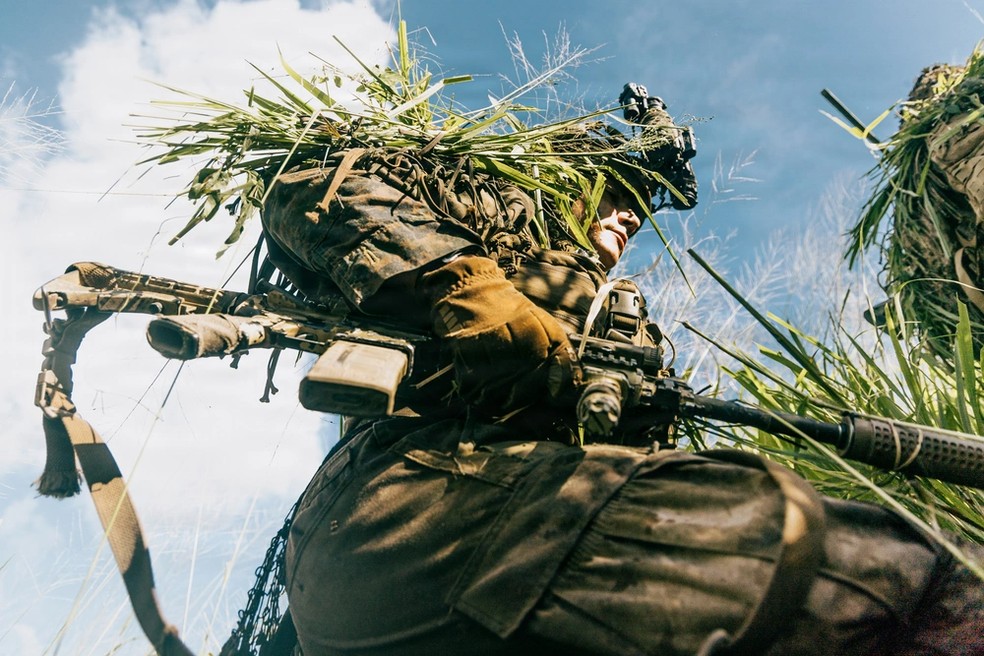 Fuzileiro naval dos Estados Unidos treina com camuflagem e fuzil durante exercício de reconhecimento em selva de Camp Santiago, no Porto Rico, em 11 de novembro de 2025. — Foto: Divulgação/Marinha dos Estados Unidos