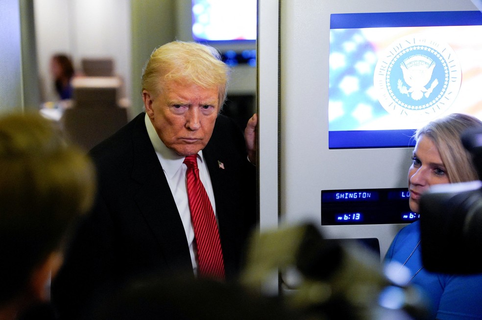 O presidente Donald Trump fala com a imprensa a bordo do Air Force One em 2 de novembro de 2025 — Foto: REUTERS/Elizabeth Frantz