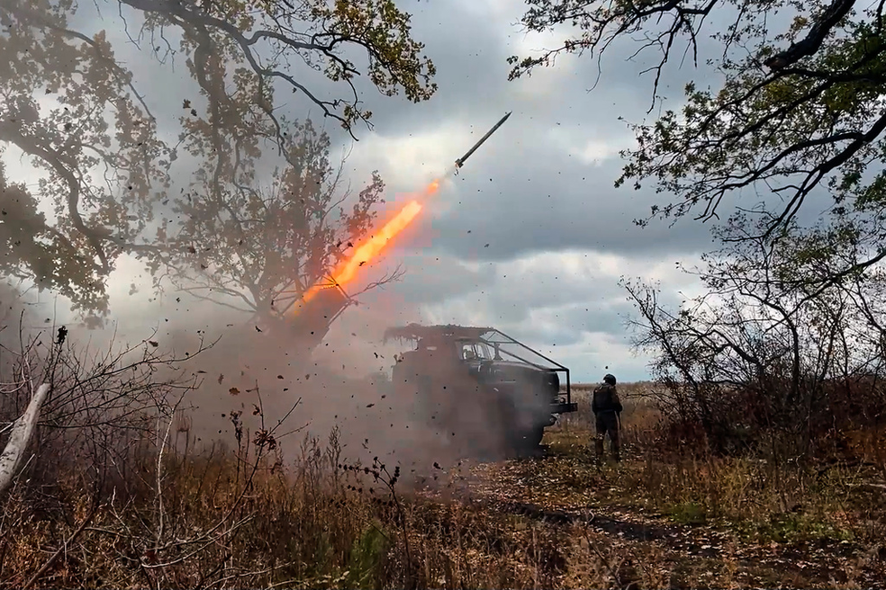 Momento em que lançador russo dispara míssil em direção à Ucrânia, em imagens divulgadas pelo govreno russo em 31 de outubro de 2025. — Foto: Ministério da Defesa da Rússia via AP