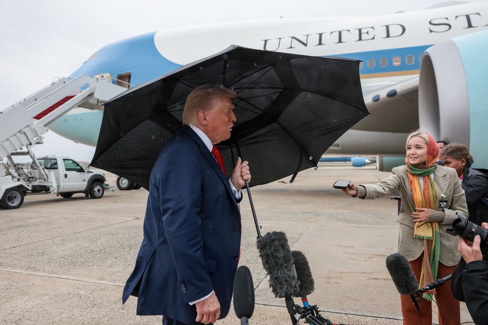 O presidente dos Estados Unidos, Donald Trump, fala com a imprensa antes de embarcar no Air Force One rumo a Israel, na Base Aérea de Andrews, em Maryland, neste domingo (12). — Foto: REUTERS/Evelyn Hockstein