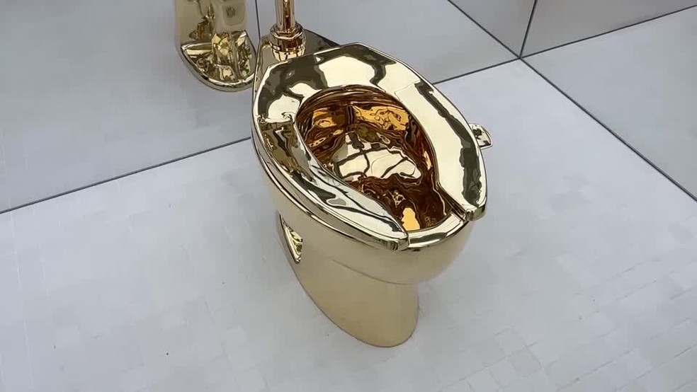 Vaso sanitário de ouro foi vendido por US$ 12 milhões em leilão — Foto: SOTHEBY'S / REUTERS
