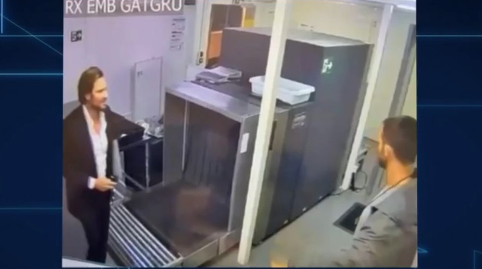 Momento em que Daniel Vorcaro, dono do Banco Master, recebe voz de prisão no aeroporto de Guarulhos — Foto: Imagem obtida pelo Estadão