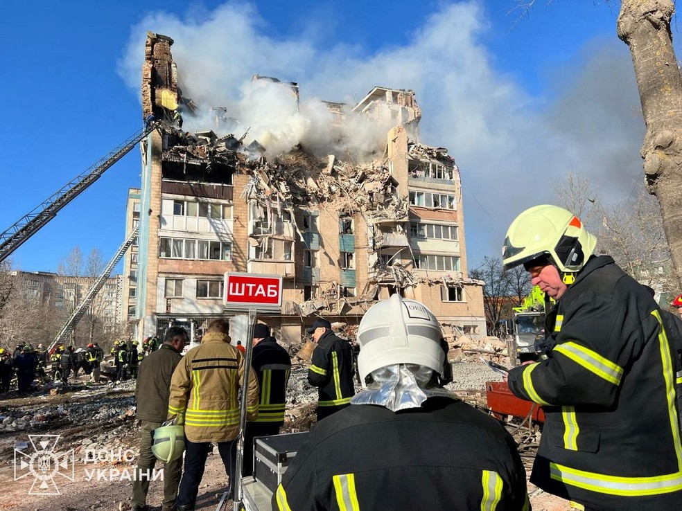 Ucrânia: equipes de resgate atuam em prédio residencial em Ternopil atingido por míssil russo — Foto: Serviço Estatal de Emergência da Ucrânia/Divulgação via Reuters