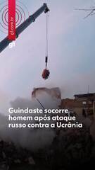 Homem é resgatado com guindaste após ataque russo na Ucrânia