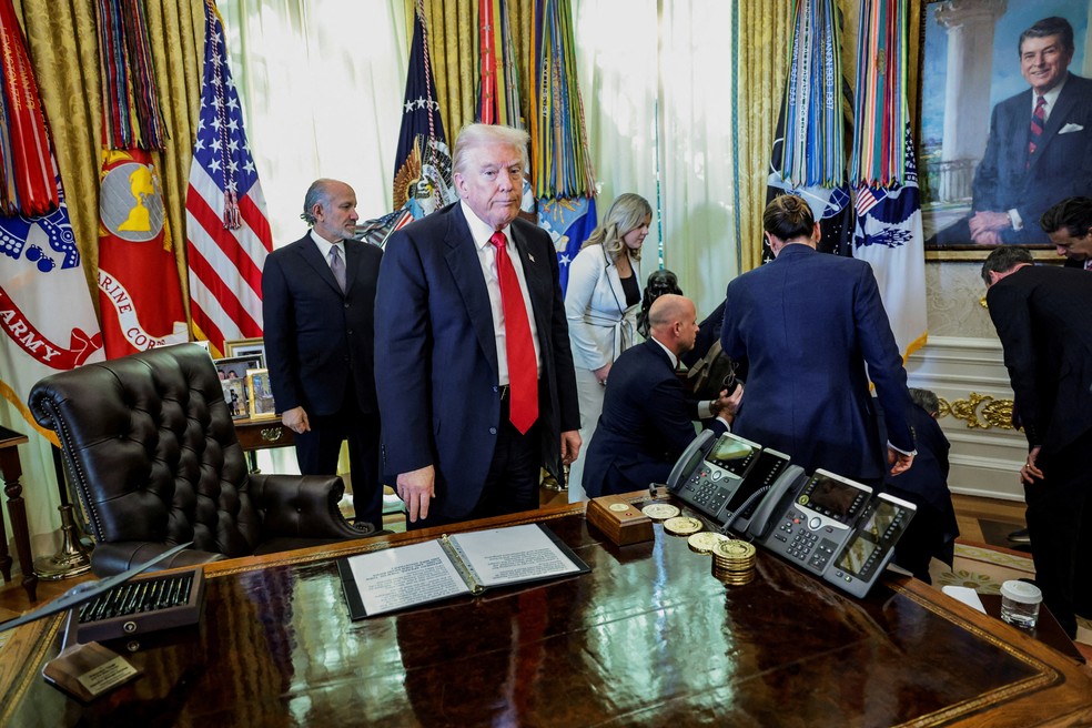 Donald Trump levanta após homem passar mal em evento na Casa Branca — Foto: REUTERS/Jonathan Ernst