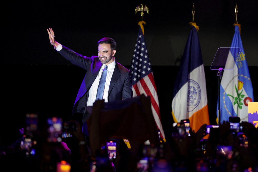 Zohran Mamdani , acena para seus apoiadores após vencer a eleição para prefeito de Nova York em 2025 — Foto: Reuters/Jeenah Moon