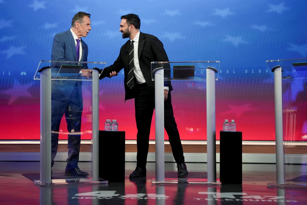 Andrew Cuomo e Zohran Mamdani durante debate eleitoral em 16 de outubro de 2025 — Foto: Angelina Katsanis/Pool via REUTERS