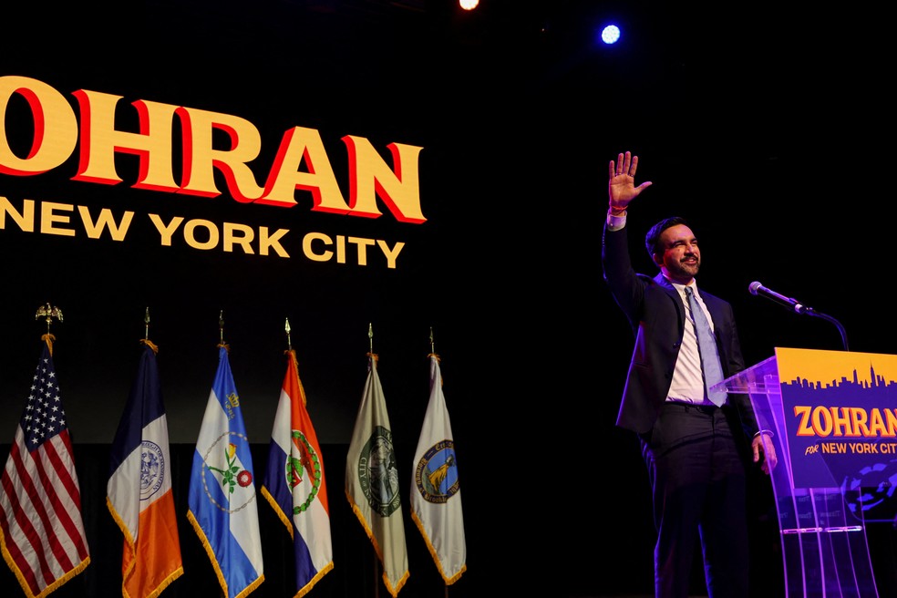 Zohran Mamdani , acena no palco após vencer a eleição para prefeito de Nova York em 2025 — Foto: Reuters/Shannon Stapleton