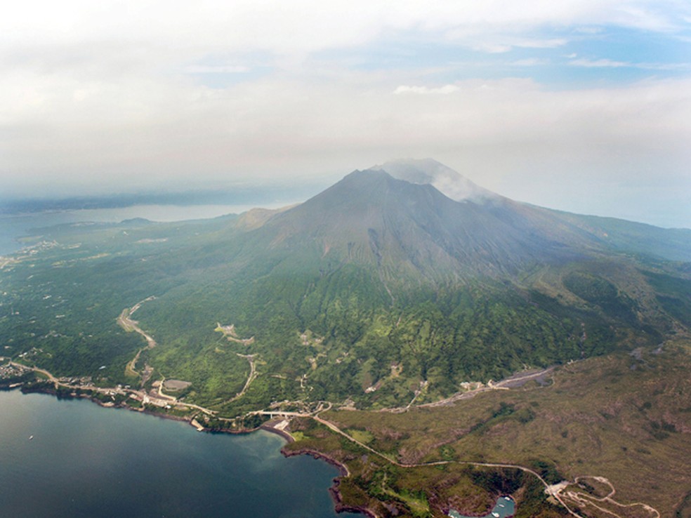 Vista aérea mostra o vulcão Sakurajima em Kagoshima, sudoeste do Japão — Foto: REUTERS/Kyodo