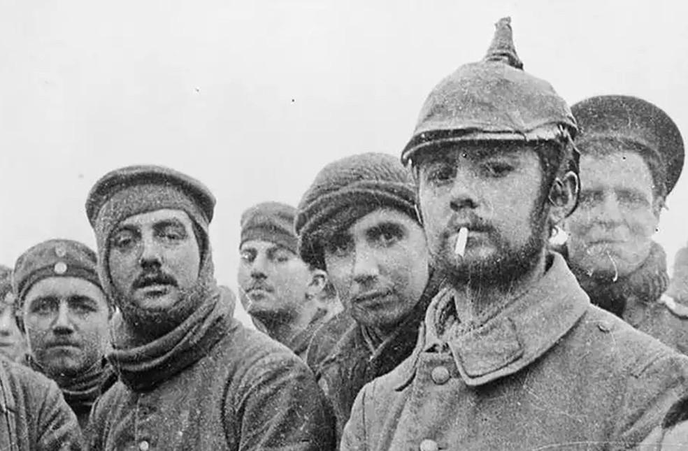 Soldados alemães e britânicos confraternizam durante a trégua de Natal de 1914. — Foto: Domínio Público via DW