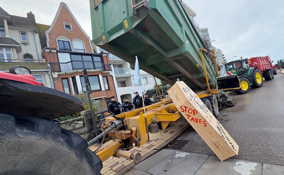 Agricultores despejam pneus e outros itens em frente à casa de praia de Emmanuel Macron em Le Toquet, na França, em 19 de dezembro de 2025 — Foto: JEROME NOEL / AFP