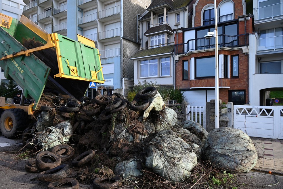 Agricultores despejam pneus e lixo em frente à casa de praia de Emmanuel Macron em Le Toquet, na França, em 19 de dezembro de 2025 — Foto: BERNARD BARRON / AFP