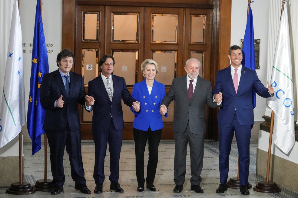 Javier Milei, Luis Lacalle Pou, Ursula von der Leyen, Luiz Inacio Lula da Silva e Santiago Pena durante cúpula do Mercosul, no qual o acordo com a União Europeia foi fechado — Foto: Mariana Greif/Reuters