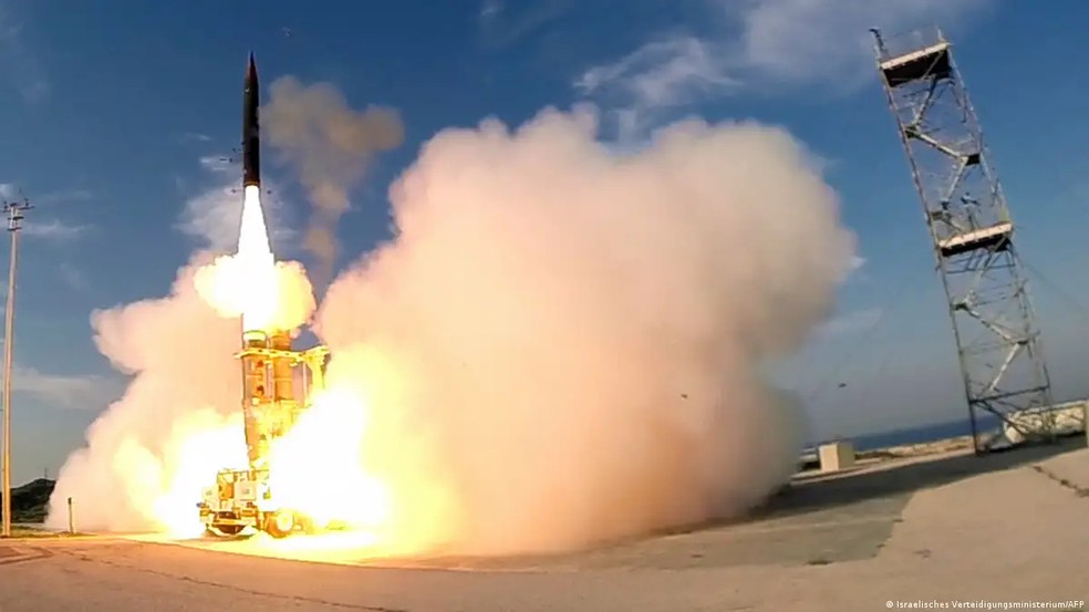 Lançamento de um míssil interceptor Arrow 3 a partir de uma base israelense. — Foto: Ministério da Defesa de Israel via DW