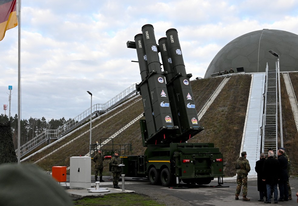 Sistema antimísseis Arrow 3 em base aérea de Holzdorf, no leste da Alemanha, em 3 de dezembro de 2025. — Foto: Ralf Hirschberger/AFP