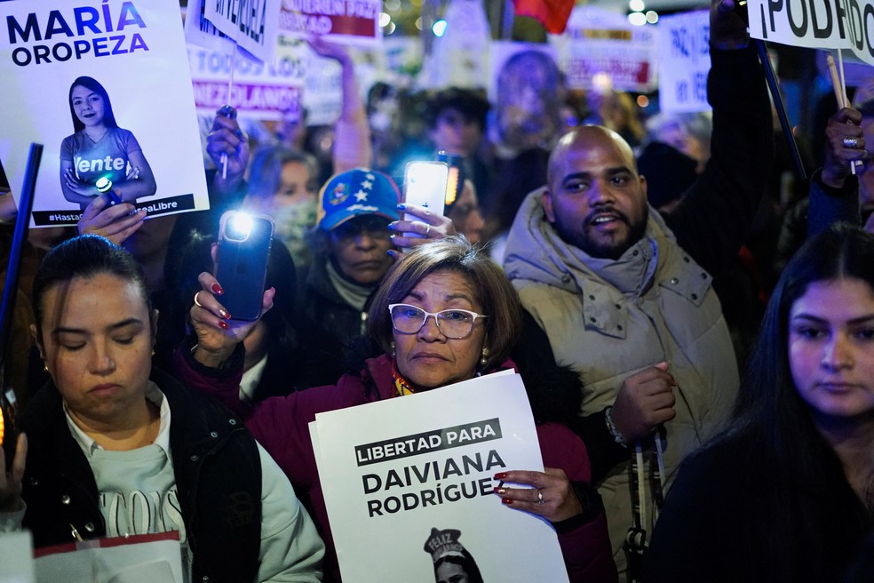 Pessoas participam de uma marcha global em apoio à ganhadora venezuelana do Prêmio Nobel da Paz, Maria Corina Machado, em Madri, Espanha, em 6 de dezembro de 2025. — Foto: REUTERS/Ana Beltran
