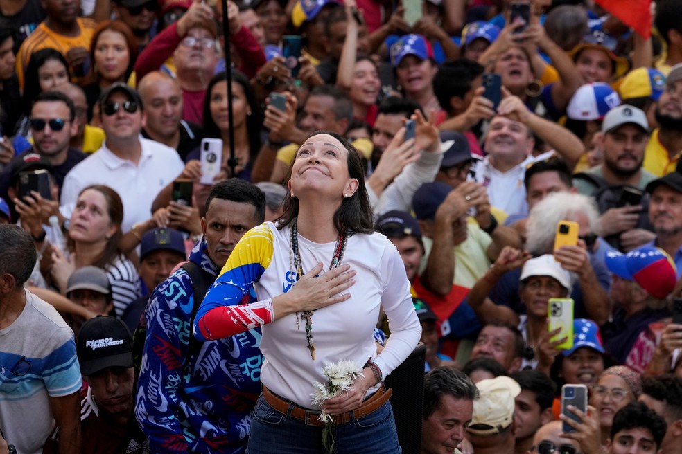 A líder da oposição venezuelana, Maria Corina Machado, discursa para seus apoiadores em um protesto contra o presidente Nicolás Maduro em Caracas, Venezuela, um dia antes de sua posse para um terceiro mandato, em 9 de janeiro de 2025. — Foto: AP/Ariana Cubillos, Arquivo