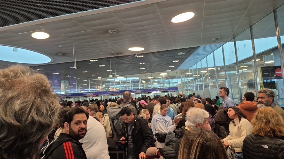 Fila no aeroporto de Lisboa — Foto: Emiliano Abad/X