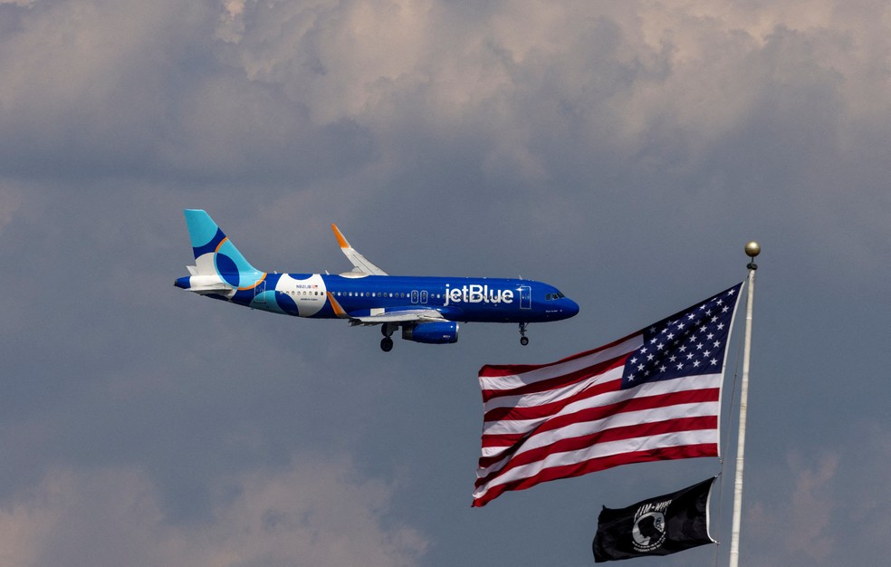 Aeronave da JetBlue pousa no aeroporto de Dulles, em Washington, nos EUA, em agosto de 2024 — Foto: REUTERS/Umit Bektas/Arquivo