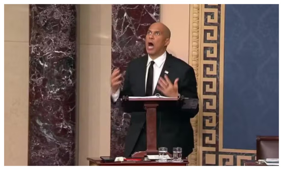 Senador Cory Booker durante maratona no Senado dos EUA, em 31 de março de 2025 — Foto: Editoria de arte do g1