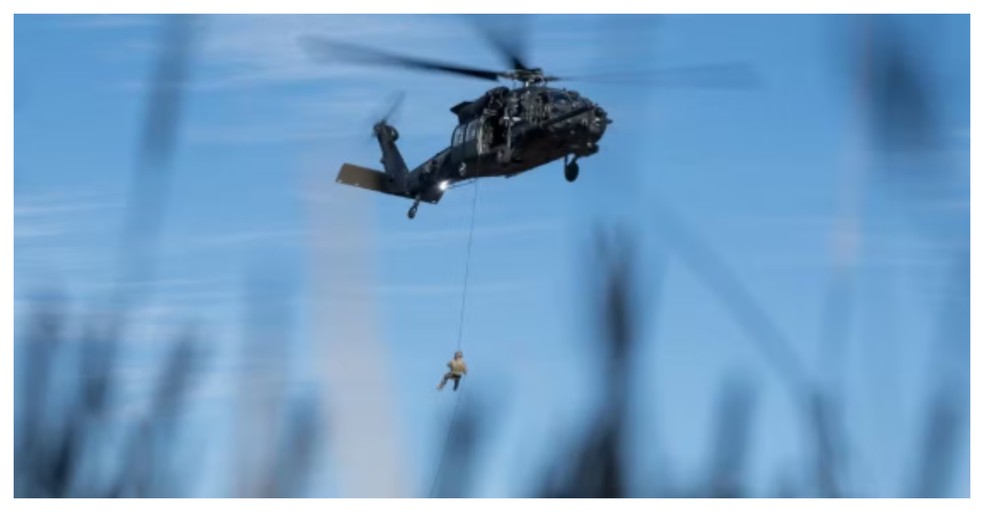 Membros do 'Night Stalkers' fazem treinamento na Flórida em janeiro de 2024 — Foto: Força Aérea dos EUA
