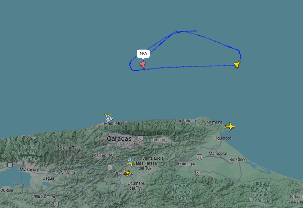 Dois caças americanos fazem voos em círculos em região próxima de Caracas, em 18 de dezembro de 2025 — Foto: Flightradar24.com