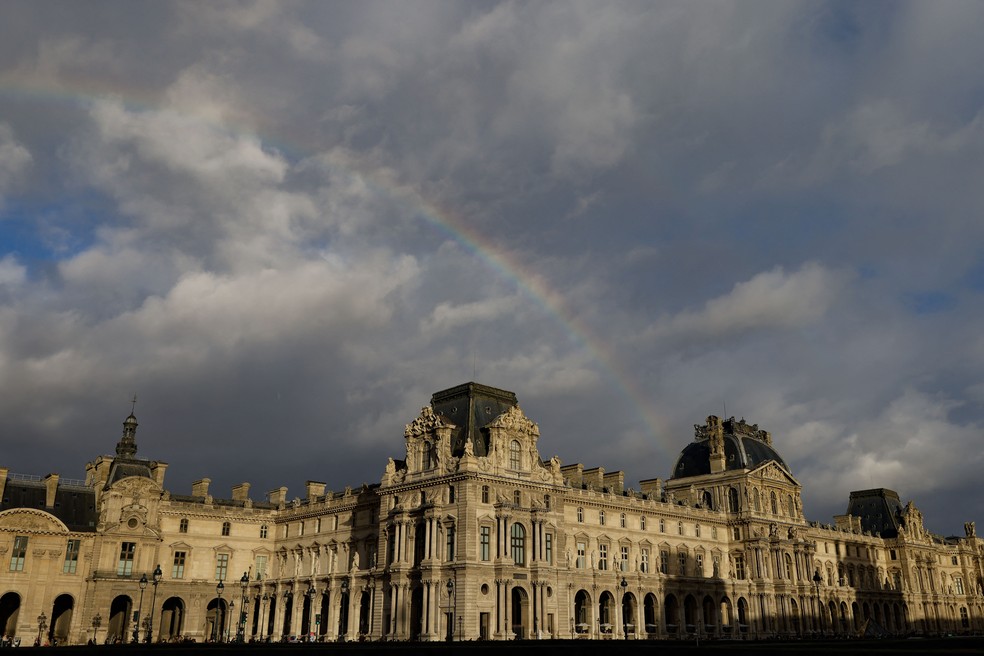 Exterior do Museu do Louvre, em Paris — Foto: Ian Langsdon/AFP