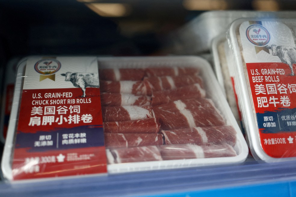 Pacotes de rolinhos de costela bovina congelada importados dos Estados Unidos em supermercado em Pequim, na China — Foto: Reuters//Tingshu Wang