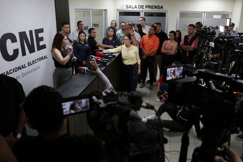 A diretora do Conselho Nacional Eleitoral (CNE) de Honduras fala à imprensa após o CNE detectar falha em sistema de contagem de votos, em novembro de 2025. — Foto: Leonel Estrada/ Reuters