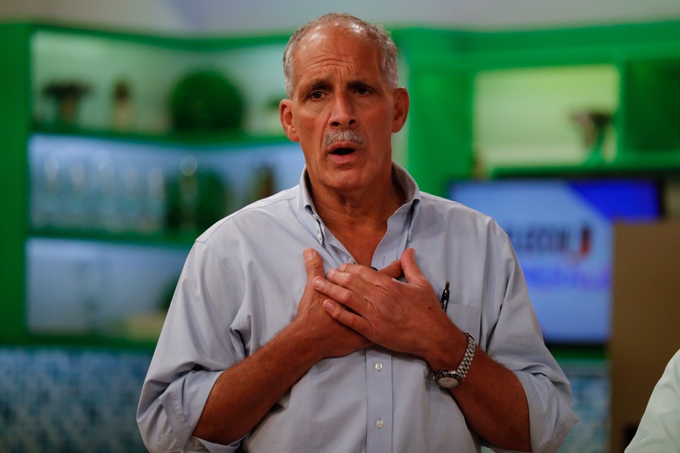 Nasry Asfura, candidato à presidência do Partido Nacional, participa de entrevista à TV em Tegucigalpa, Honduras, em 26 de novembro — Foto: Jose Cabezas/Reuters