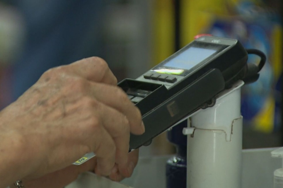 Em meio ao juro bancário elevado, inadimplência e endividamento das famílias seguem altos — Foto: Reprodução/EPTV