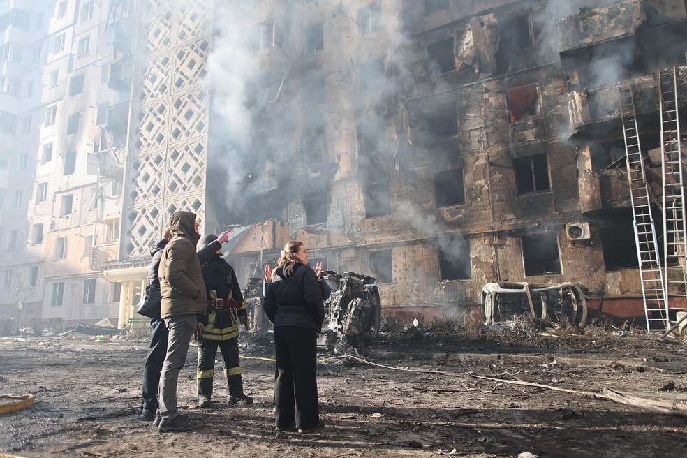 Pessoas observam prédio residencial destruído após ataque russo em Ternopil, no oeste da Ucrânia, em 19 de novembro de 2025. — Foto: AP Photo/Vlad Kravchuk
