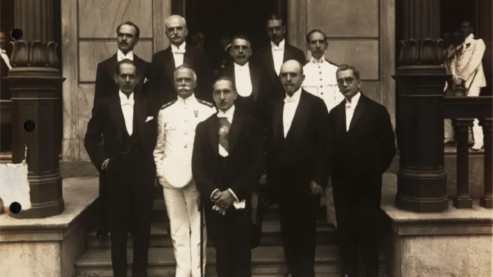 Presidente Artur Bernardes e seus ministros, em foto de 1922 — Foto: Arquivo Nacional via BBC